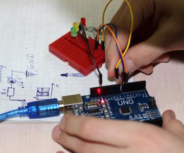 Какие преимущества изучения робототехники на платформе Arduino? - фото 1